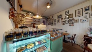 La Violetta Cafe Auslage